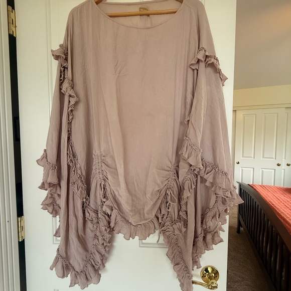 Free-est Tops - Elegant Ruffled Women's Top in Taupe